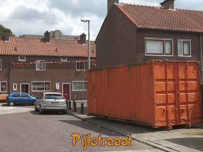 716534 Fotopaneeltje, met een afbeelding van de met oranje versierde Pijlstraat te Utrecht. De versiering is ...